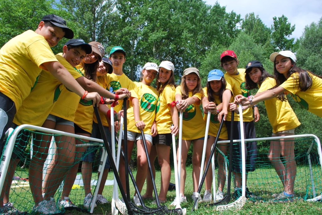 Un grupo diverso de personas sonriendo y posando juntas para una fotografía al aire libre.